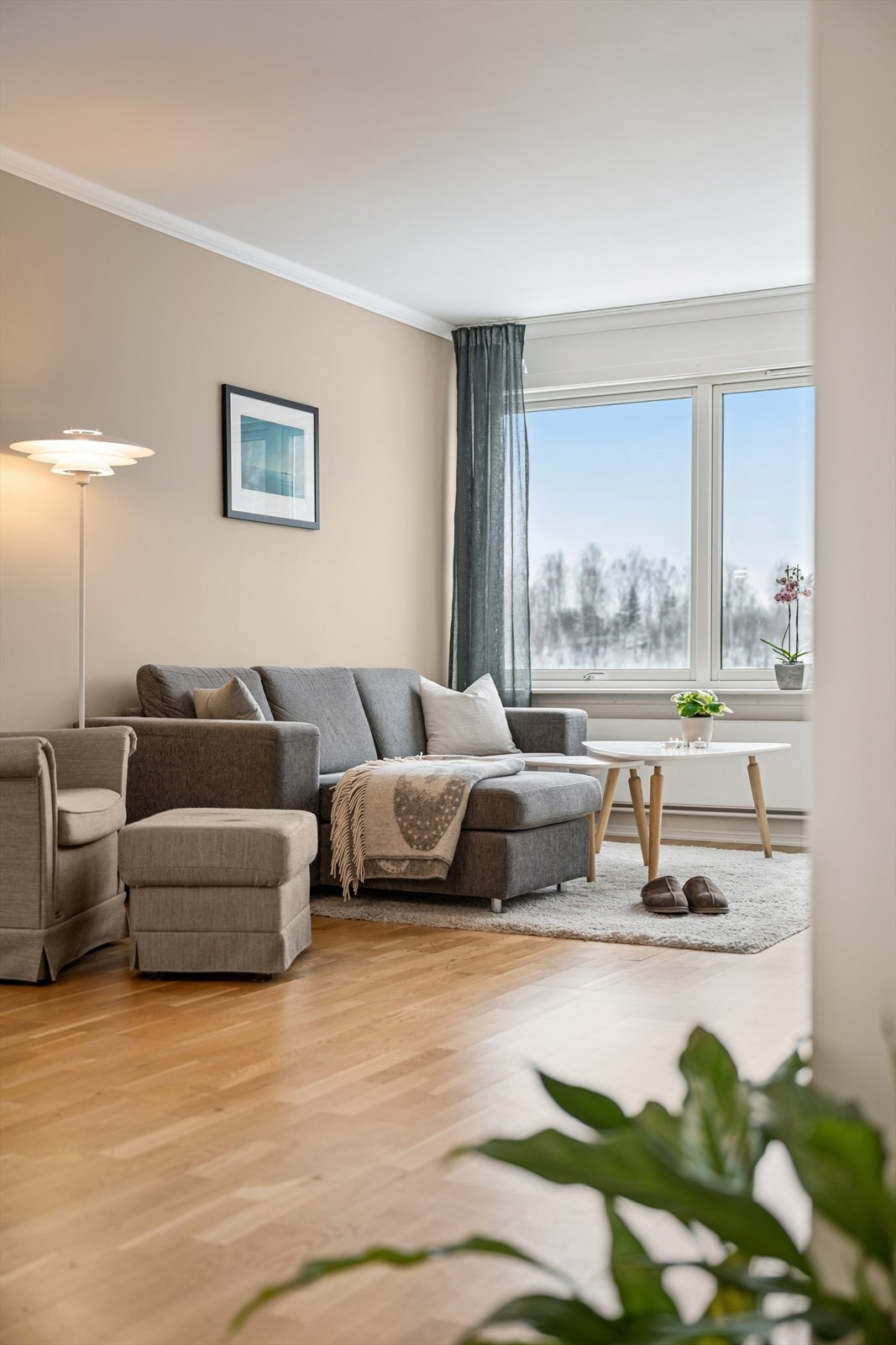 Her har man god plass til å møblere i flere soner med både sofagruppe og spisebord. Galleribilde