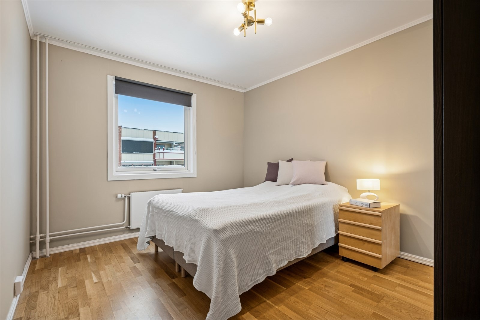 Leiligheten har to soverom hvor dette er det største rommet. Rommet er i dag utstyrt med garderobe og har ellers god plass til både dobbeltseng og tilhørende møblement. Galleribilde