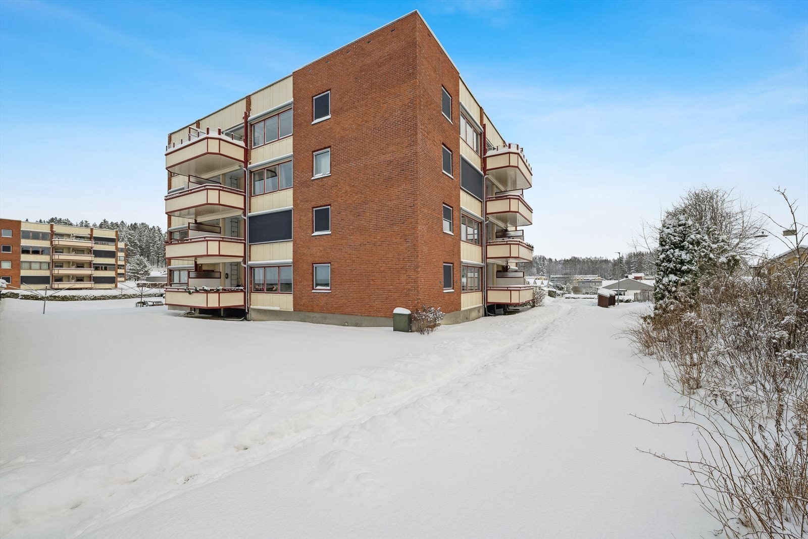 Leiligheten disponerer ellers to boder som gir god lagringsplass i byggets kjeller. Galleribilde