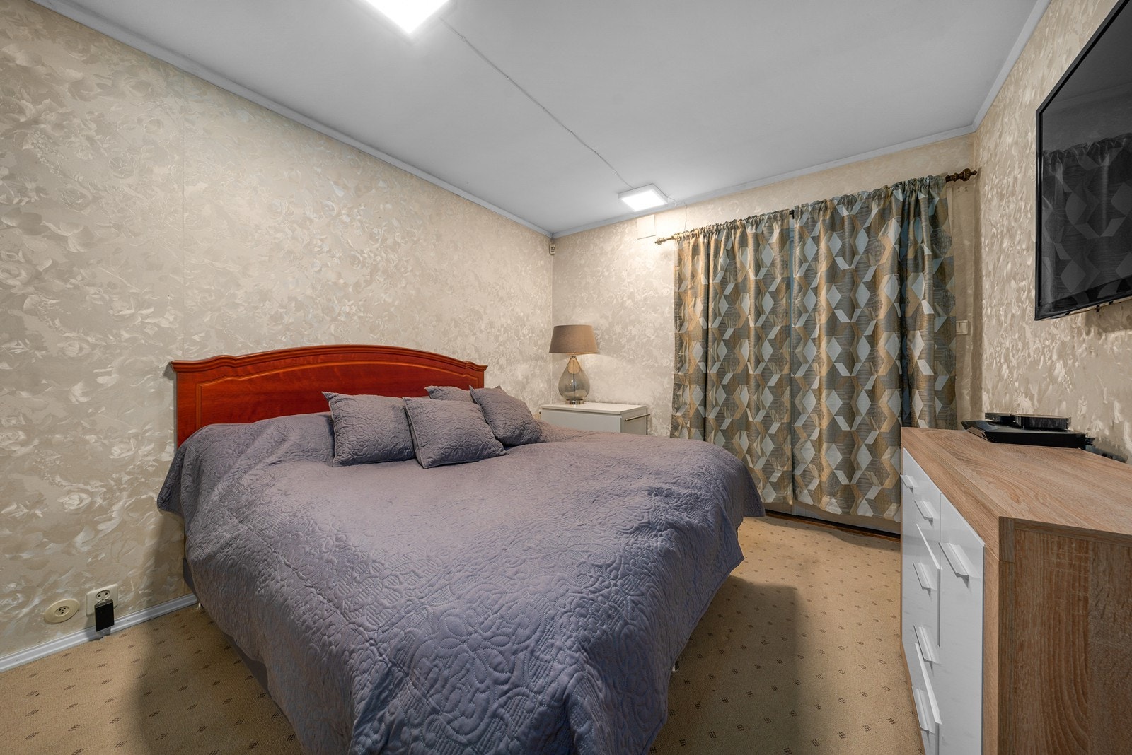 Soverom med god plass til garderobe og dobbeltseng Galleribilde