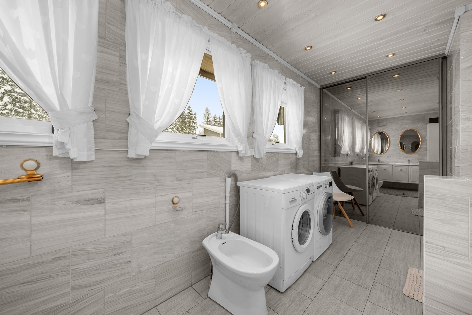 Bad/vaskerom i 1. etasje Galleribilde