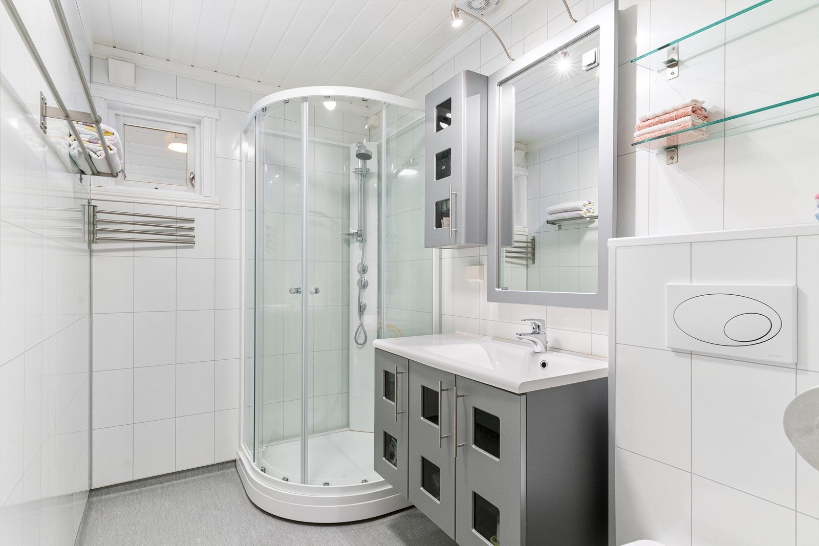 Et tradisjonelt bad med belegg på gulv. Badet er overflatepusset opp i 2007. Badet er utstyrt med dusjkabinett, baderomsinnredning, toalett og speil. Galleribilde