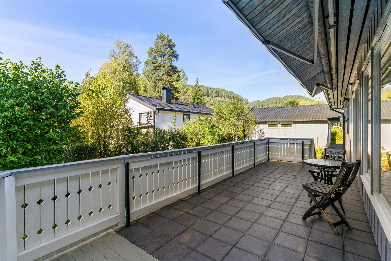 Markise over uteplassen gir praktisk solskjerming på de varmeste dagene. Galleribilde