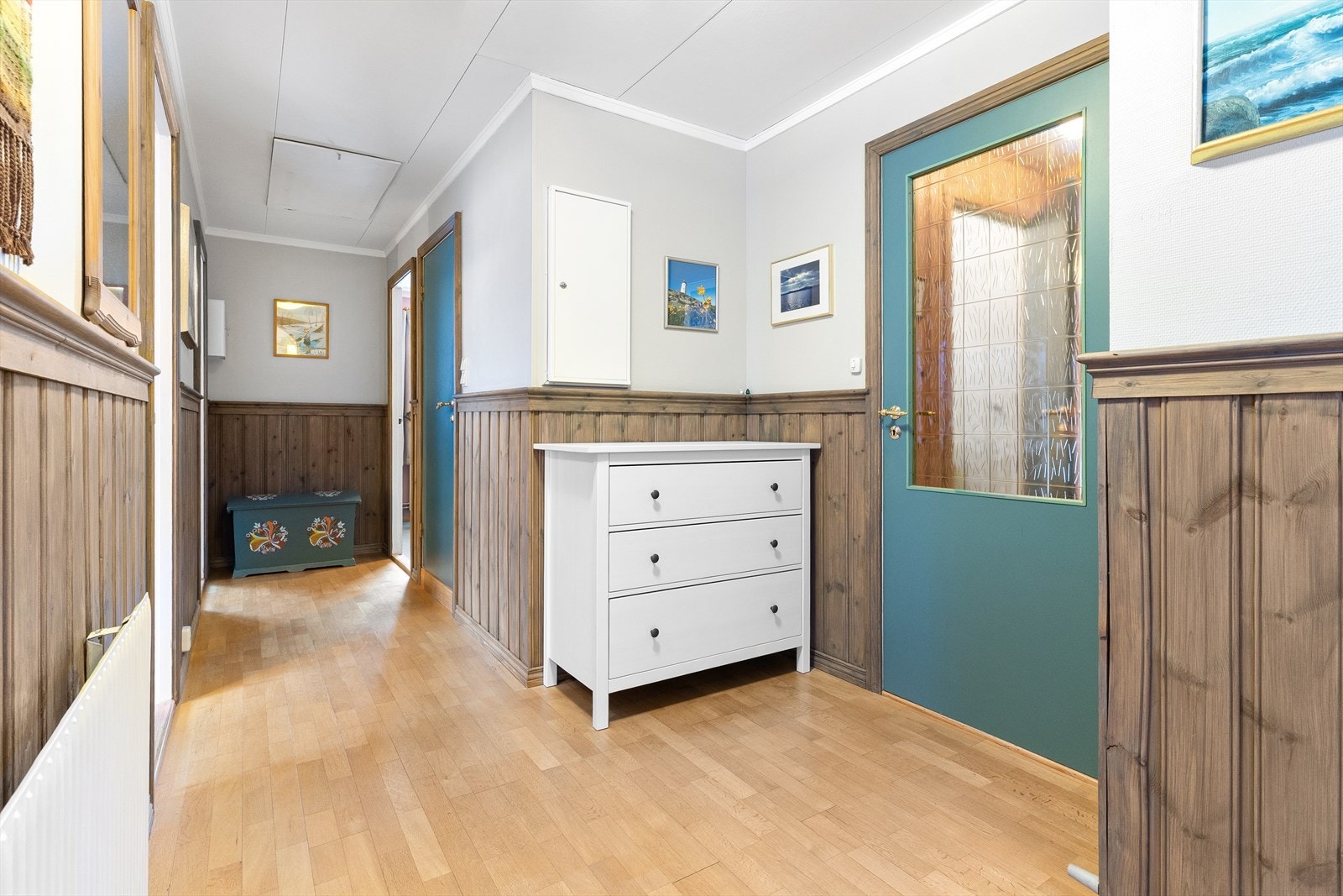 Gangen deler videre av oppholdsrom og kjøkken, fra soverom, bad og kjellernedgang. Sikringsskapet enkelt tilgjengelig i gangen. Galleribilde