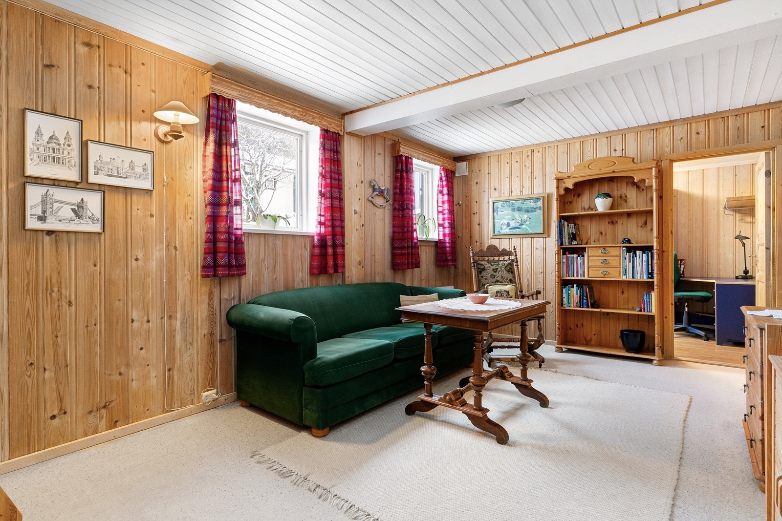 Innredet kjellerstue med vindusflater mot hagen. Galleribilde