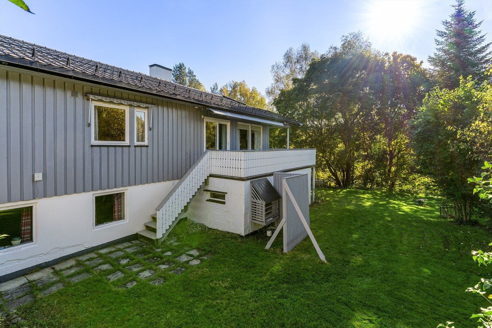 Fra terrassen er det også egen trapp ned til hagearealet. Galleribilde