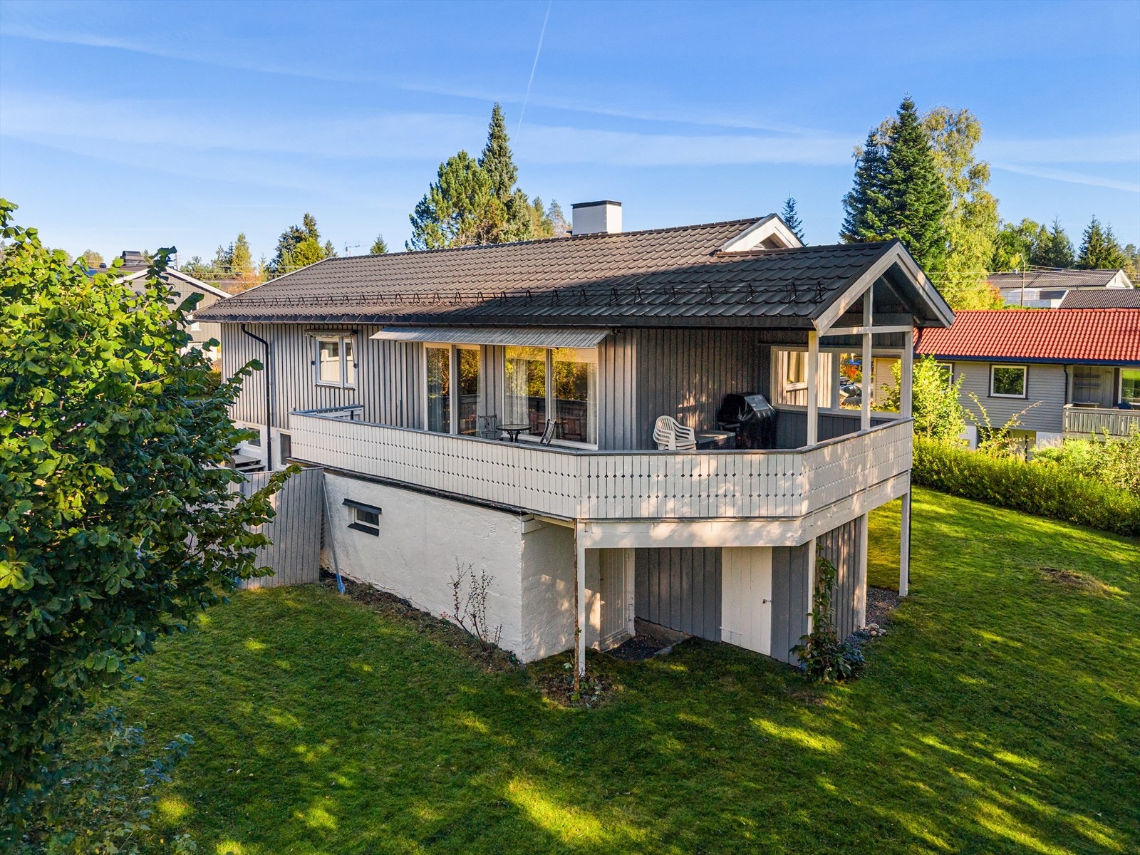 Utgang fra stuen, gir en fleksibel uteplass i sommersesongen. Galleribilde