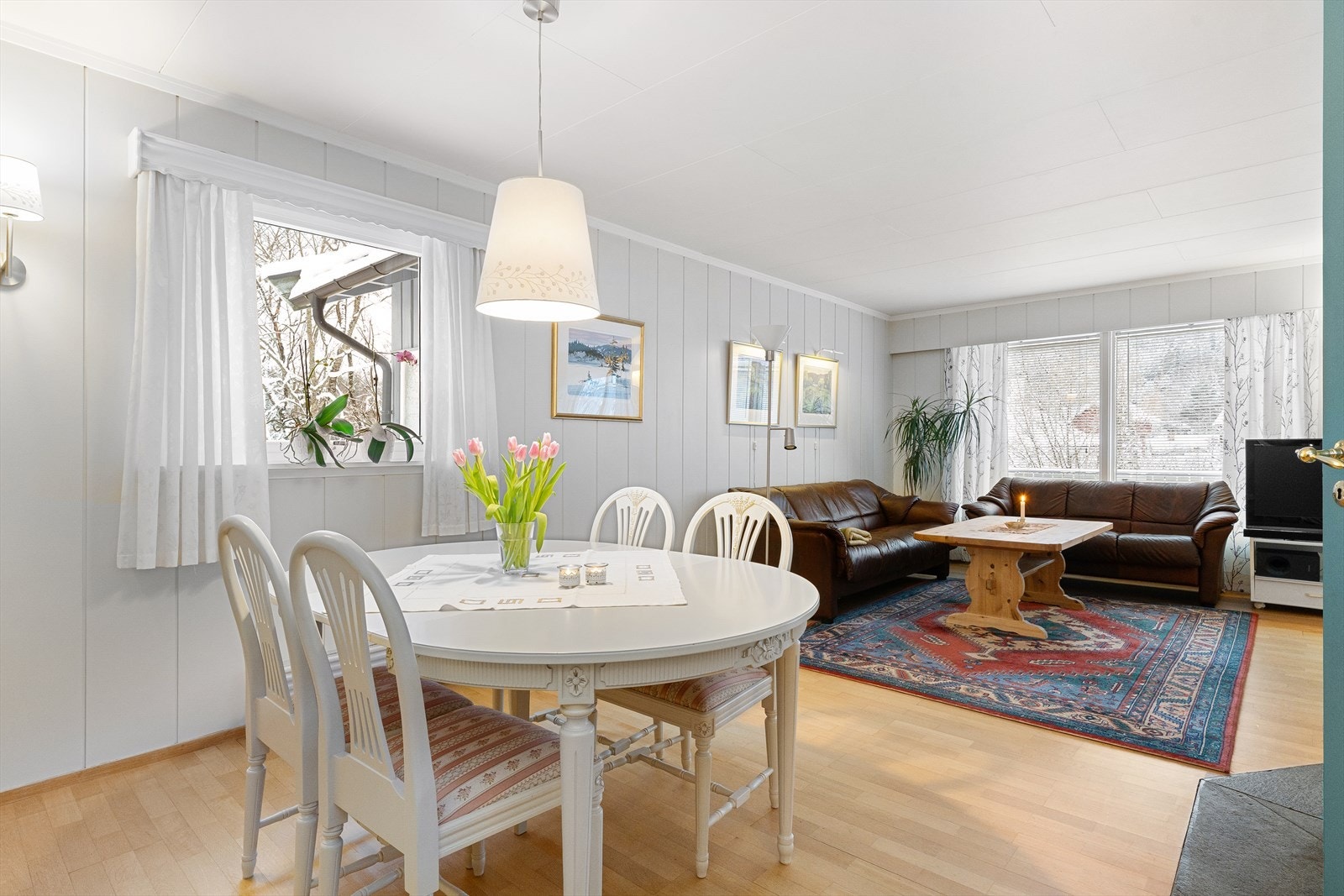 Vindusflatene slipper inn godt med naturlig lys, som gir rommet en luftig og åpen følelse. Galleribilde