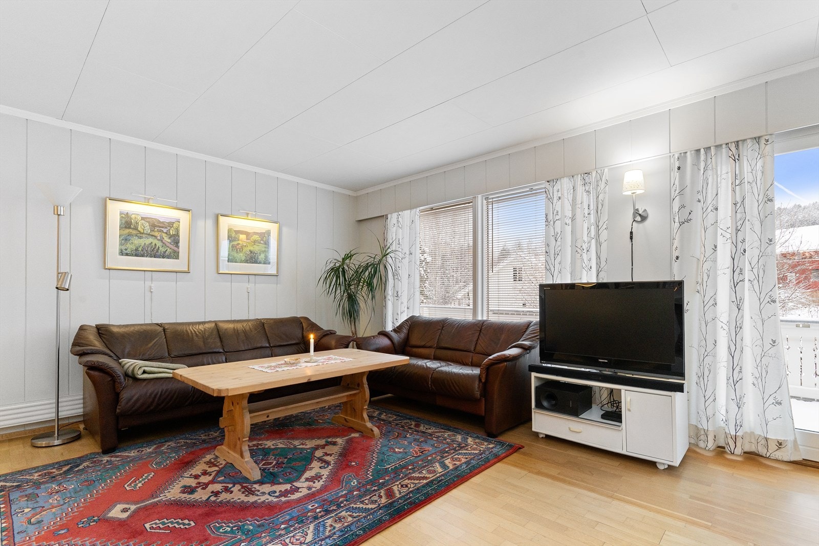 Stuen er romslig og har et flott potensial med mange møbleringsmuligheter. Galleribilde