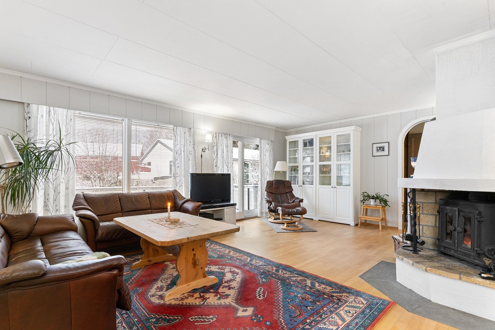 Det er montert en stemningsfull vedovn i stuen, som gir god varme. Galleribilde