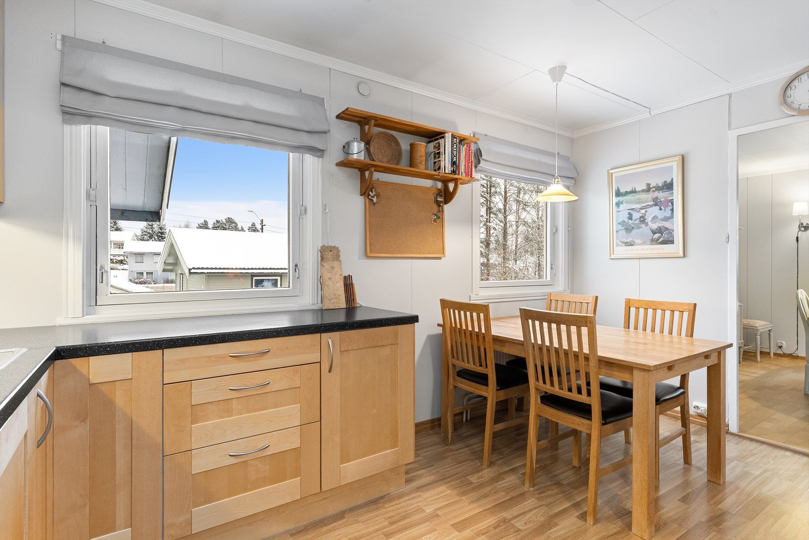 Kjøkkenet har plass til egen frokostgruppe for en kaffekopp eller matbit på morgenkvisten. Galleribilde