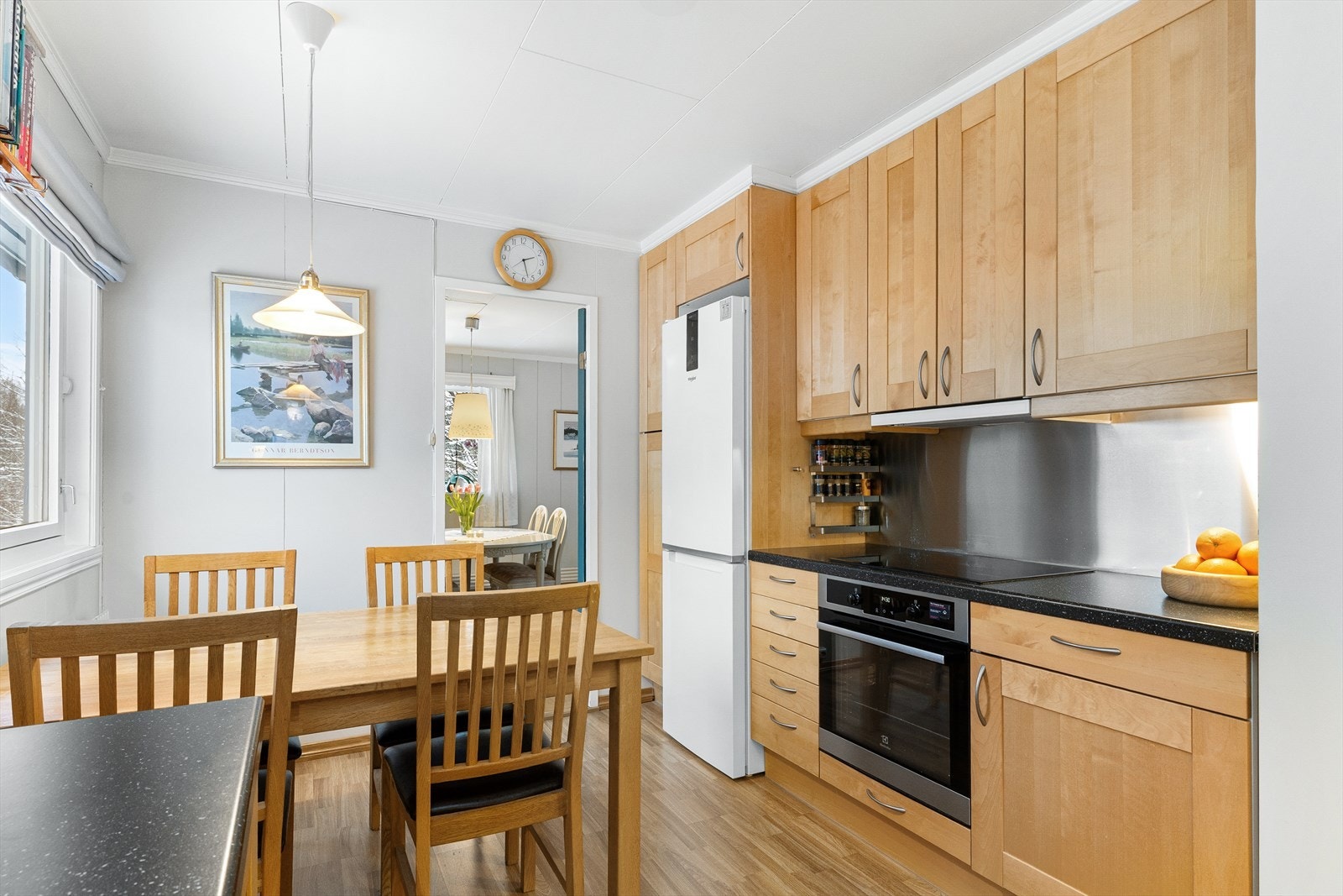 Kjøkkenet har kjøleskap/frys, oppvaskmaskin, stekeovn, platetopp og laminat benkeplate. Hvitevarene er ca. 5 år gamle. Galleribilde