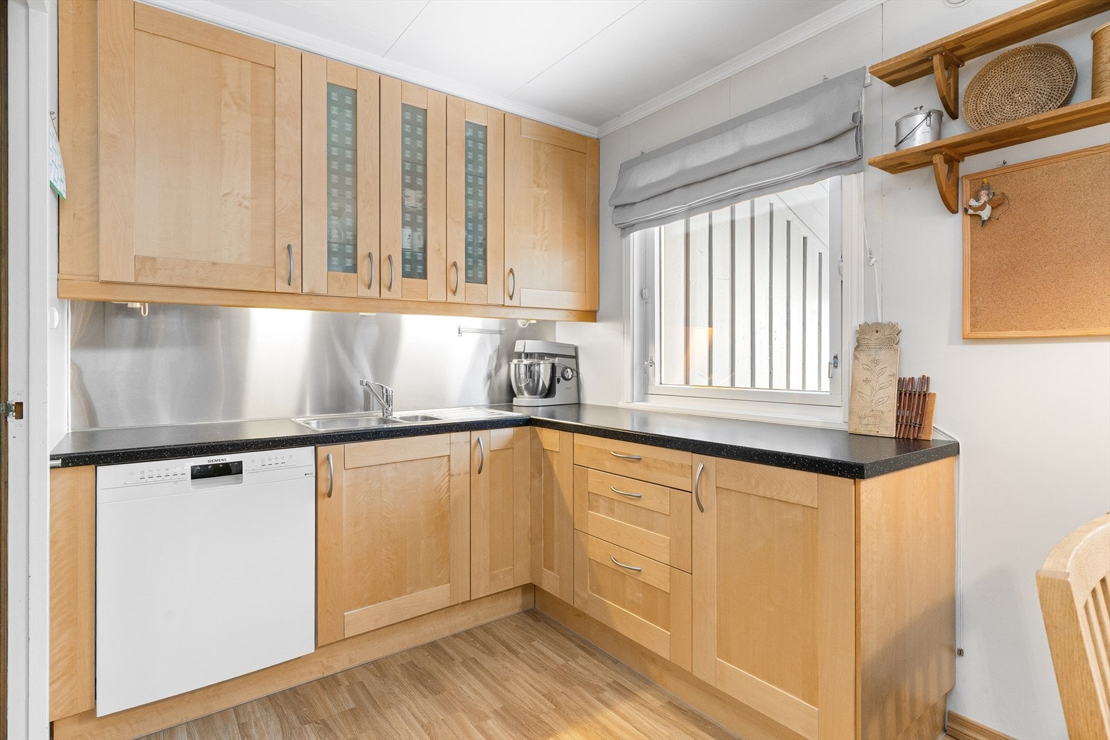 Pen kjøkkeninnredning som ligger adskilt fra stuen. Galleribilde