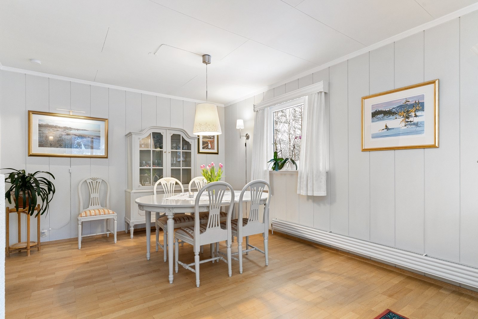 Lys og hyggelig spisestue med klassiske detaljer. Fra spisestuen har man også gjennomgang til kjøkkenet. Galleribilde