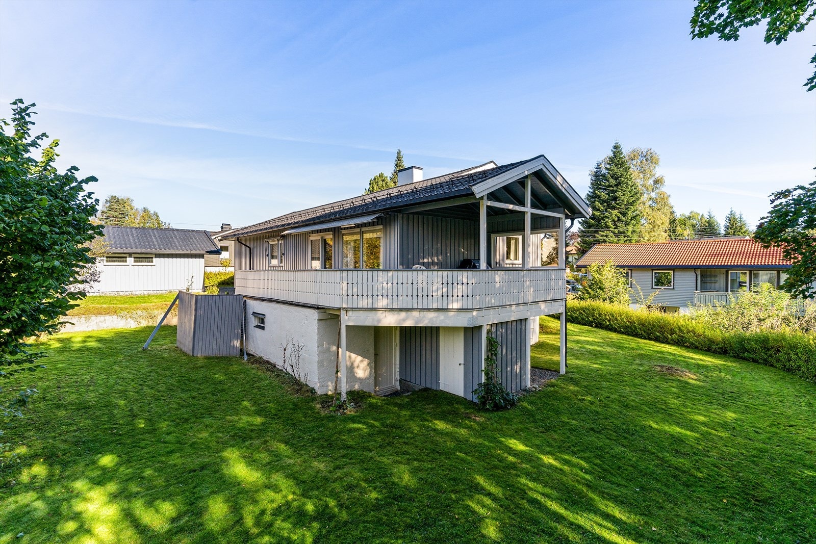 Boligen ligger sentralisert inn mot midten av tomta. Dette gir god boltreplass, og fin avdeling mellom hoveddel og hybeldel. Galleribilde