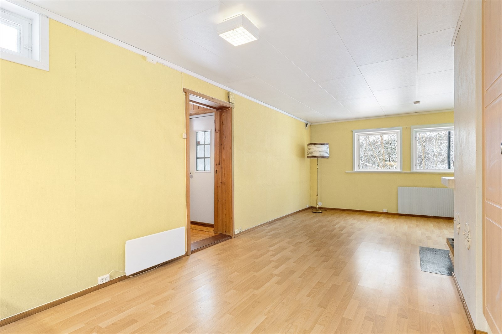 Hybelen gir gode bruksmuligheter enten som del av egen bolig, eller som egen leilighet med mulighet for utleie. Det er gjennomgangsmulighet mellom hybel og hoveddel. Galleribilde