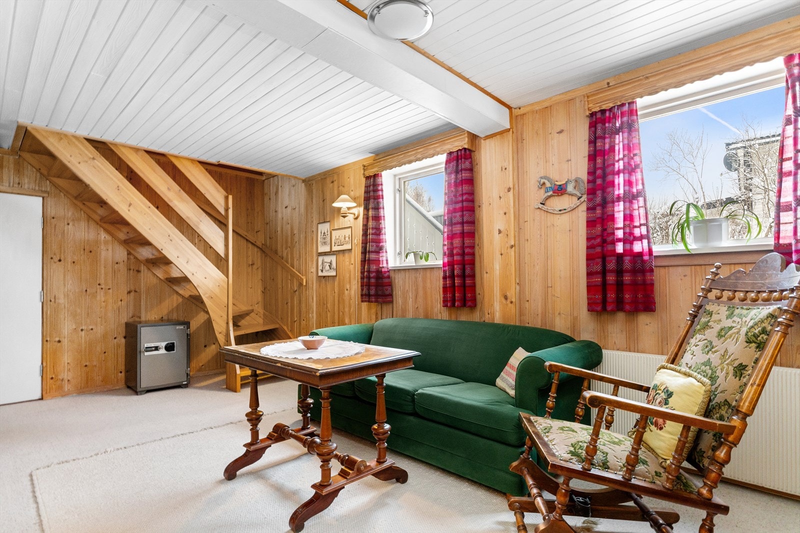 Hyggelig kjellerstue som er et perfekt ekstra oppholdsrom, med god plass til både avslapning og sosiale aktiviteter. Galleribilde