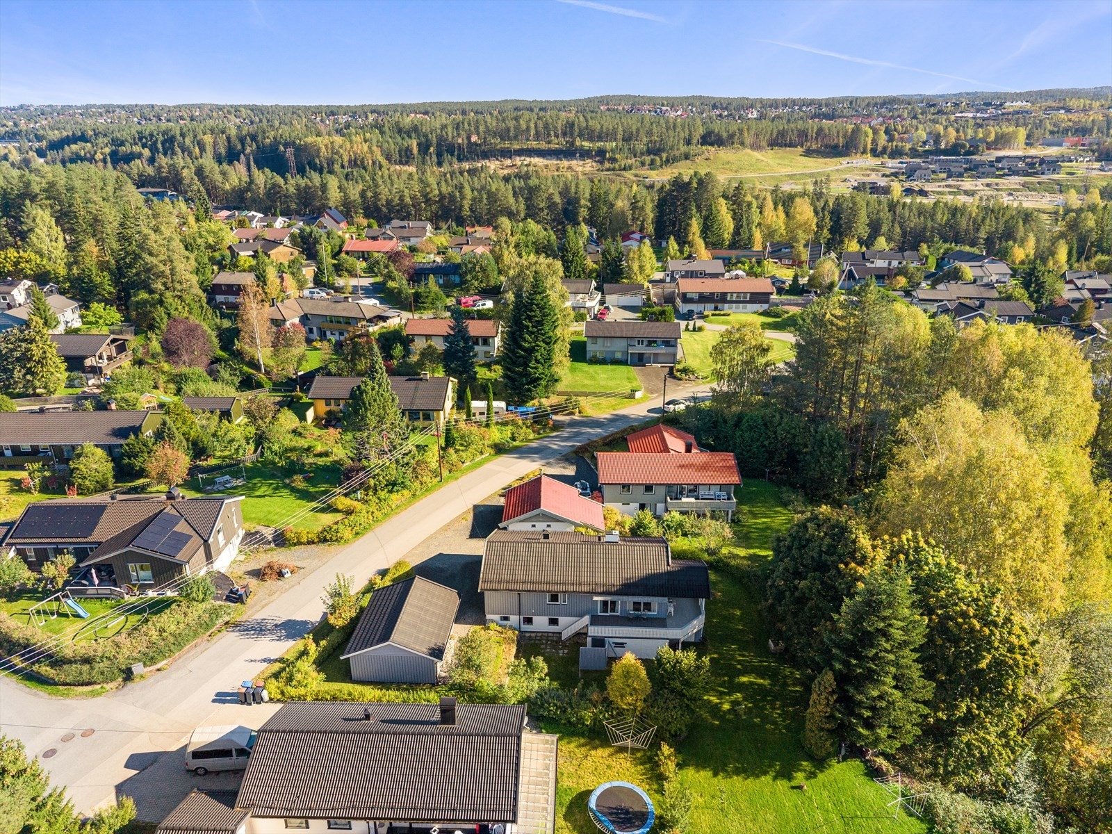 Et trivelig nabolag, med spredt eneboligbebyggelse. Galleribilde