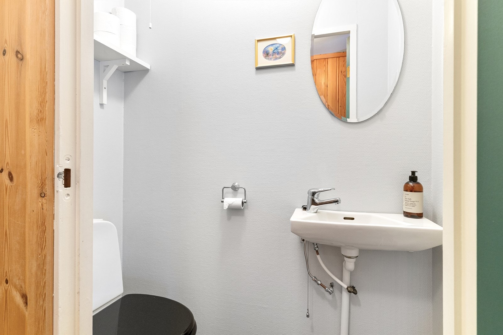 Boligen har et praktisk toalettrom i 1.etasje med enkel servant og toalett, adskilt fra baderommet. Galleribilde