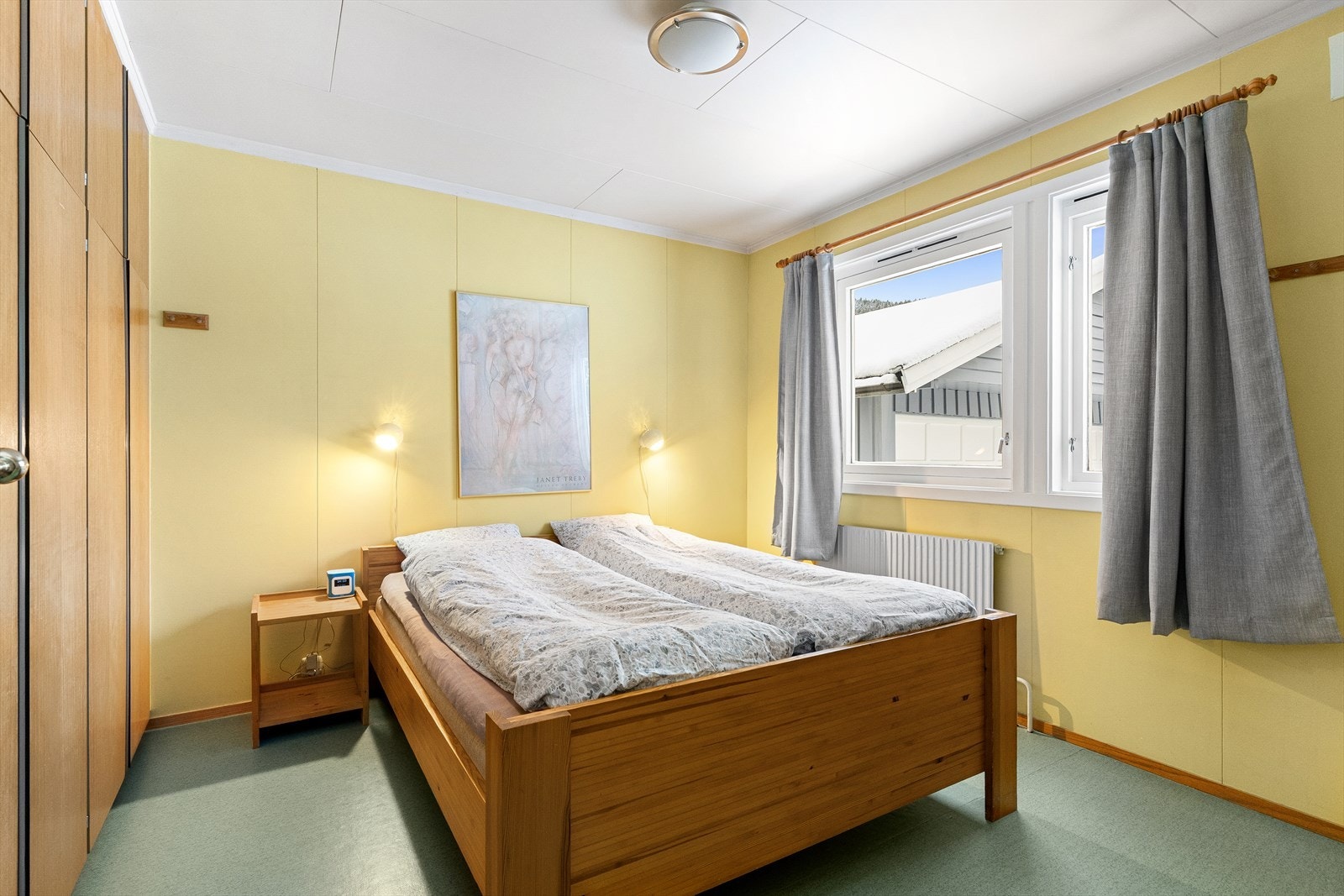 Rommene er av god størrelse. Plass til dobbeltseng, og medfølgende garderobeløsninger. Galleribilde