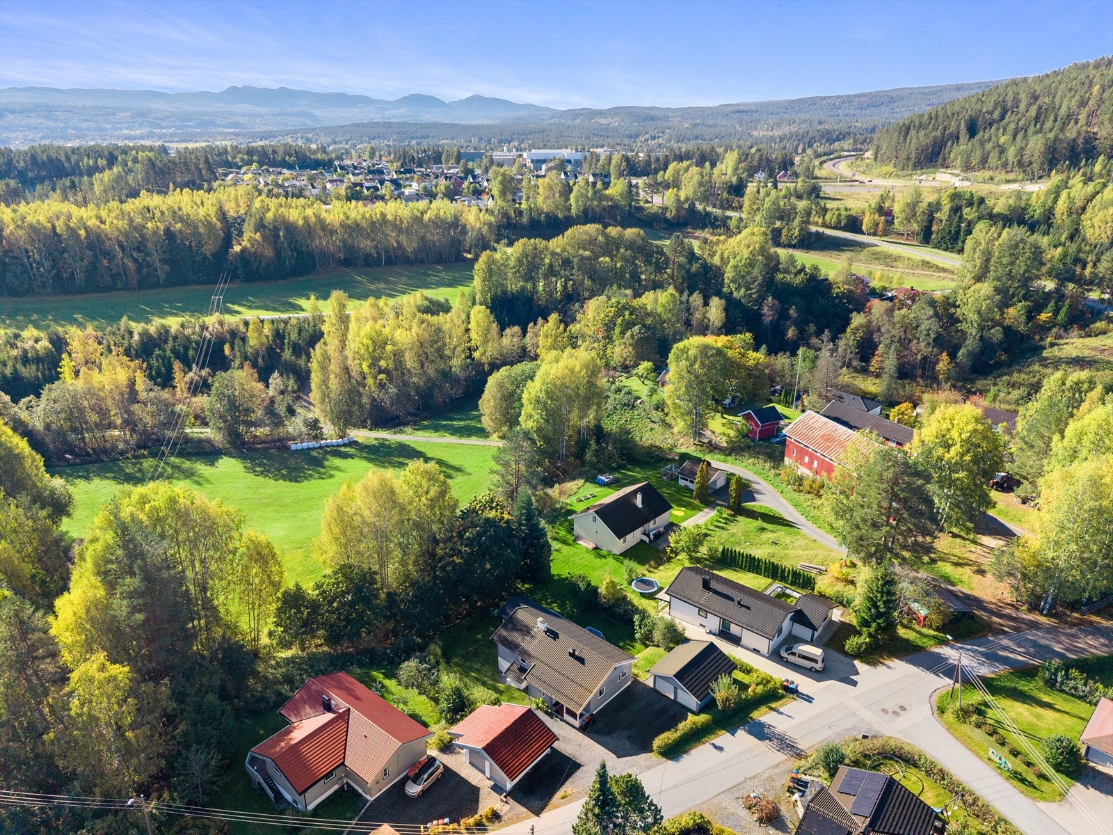 Omringet av landlige omgivelser, med turstier og veimuligheter ned mot Lågen. Galleribilde