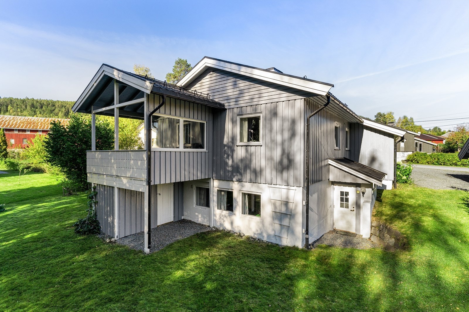 I kjelleren er det egen inngangsdør til egen hybeldel. Under terrassen har man også ekstra sportsbod. Galleribilde