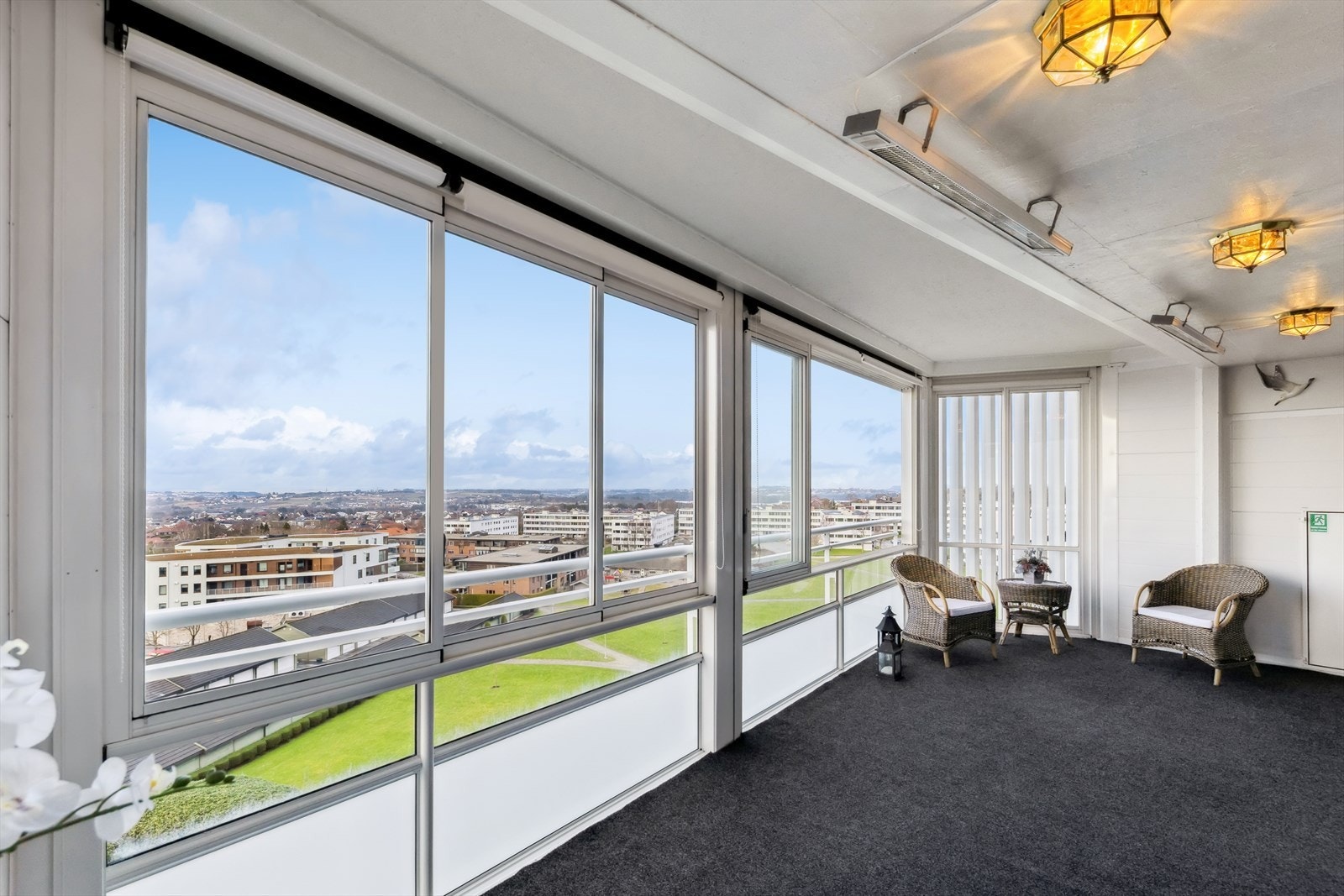 Den innglassede balkongen blir en naturlig forlengelse av leiligheten og kan by på fantastiske utsiktsforhold. Galleribilde