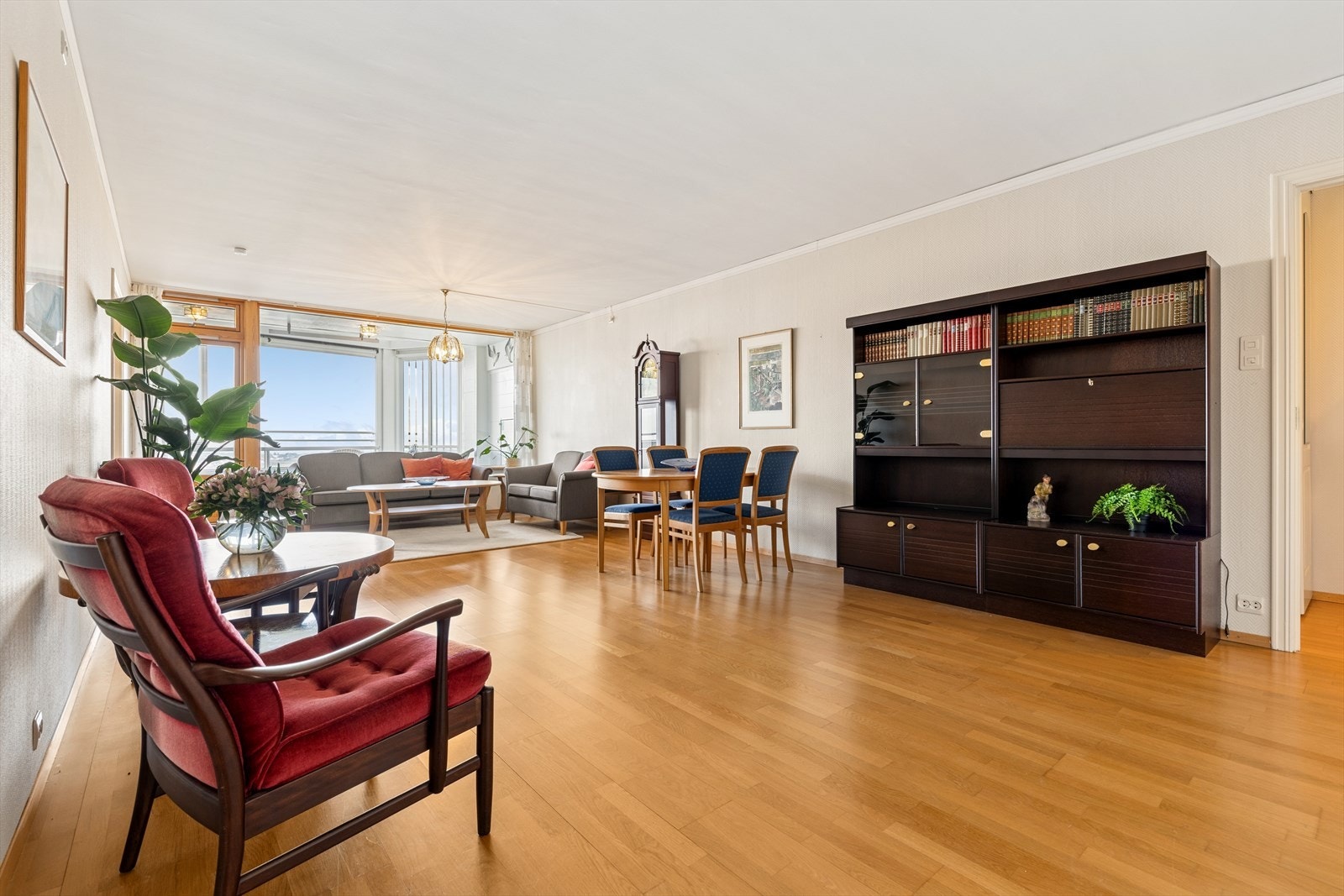 Leiligheten har en romslig stue med parkett på gulvet og malte veggoverflater. Galleribilde