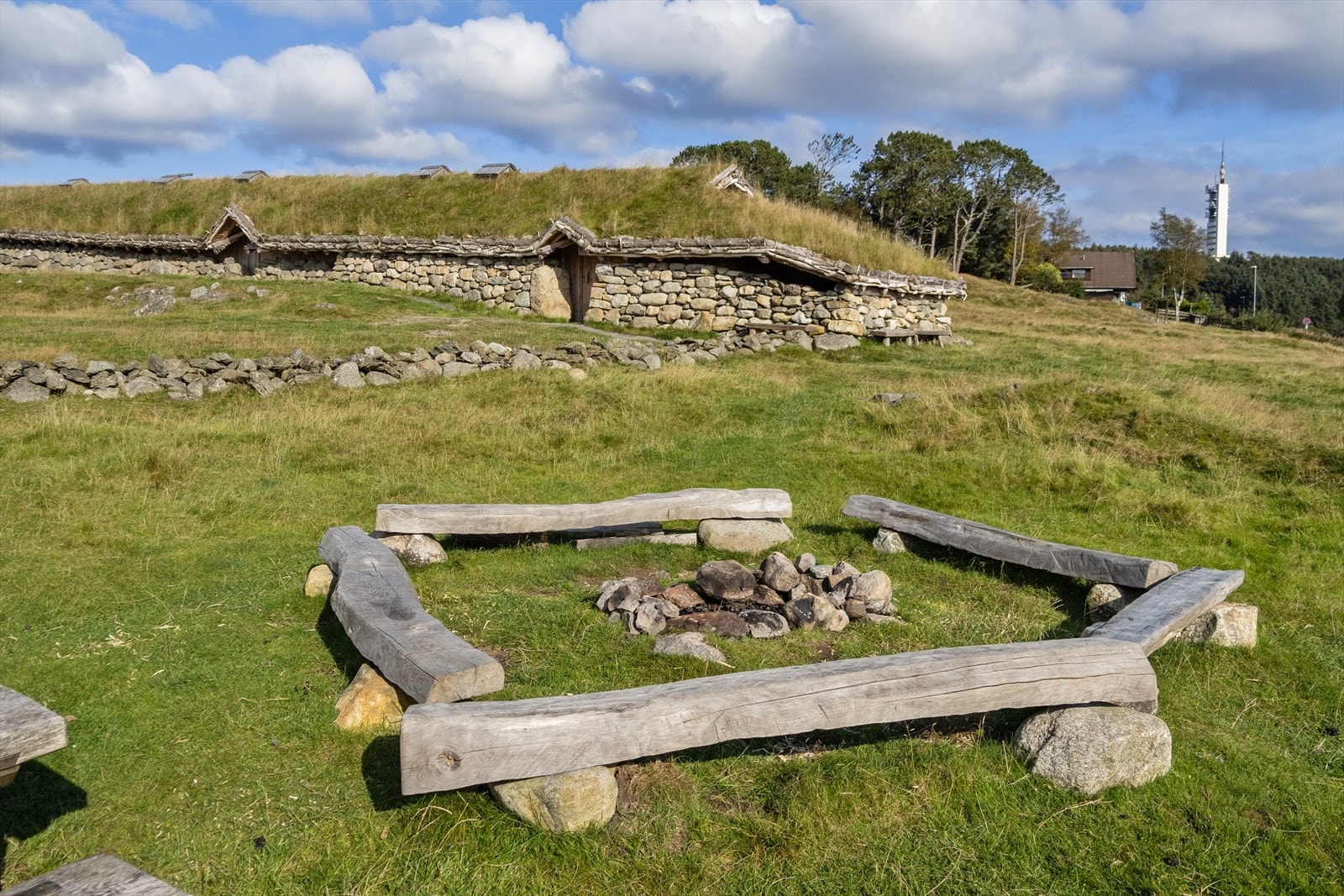 Populære Jernaldergården som nærmeste nabo. Galleribilde
