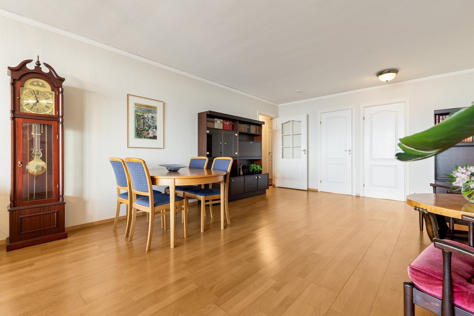 En lys stue med god plass til møblement. Galleribilde