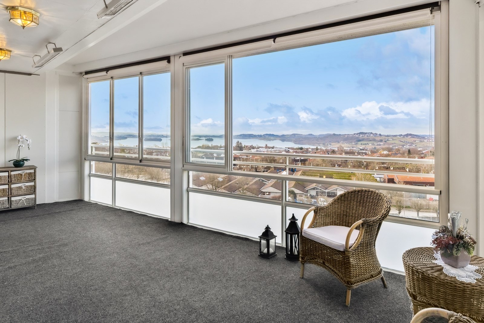 Jernalderveien 53A presenteres av Øyvind Ådneram v/DNB Eiendom. En stor 4-roms endeleilighet med luftig utsikt fra 6. etg. Galleribilde