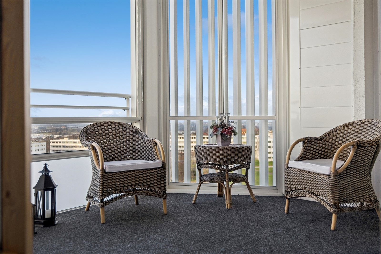 Den innglassede balkongen er på ca. 20 kvm. Galleribilde