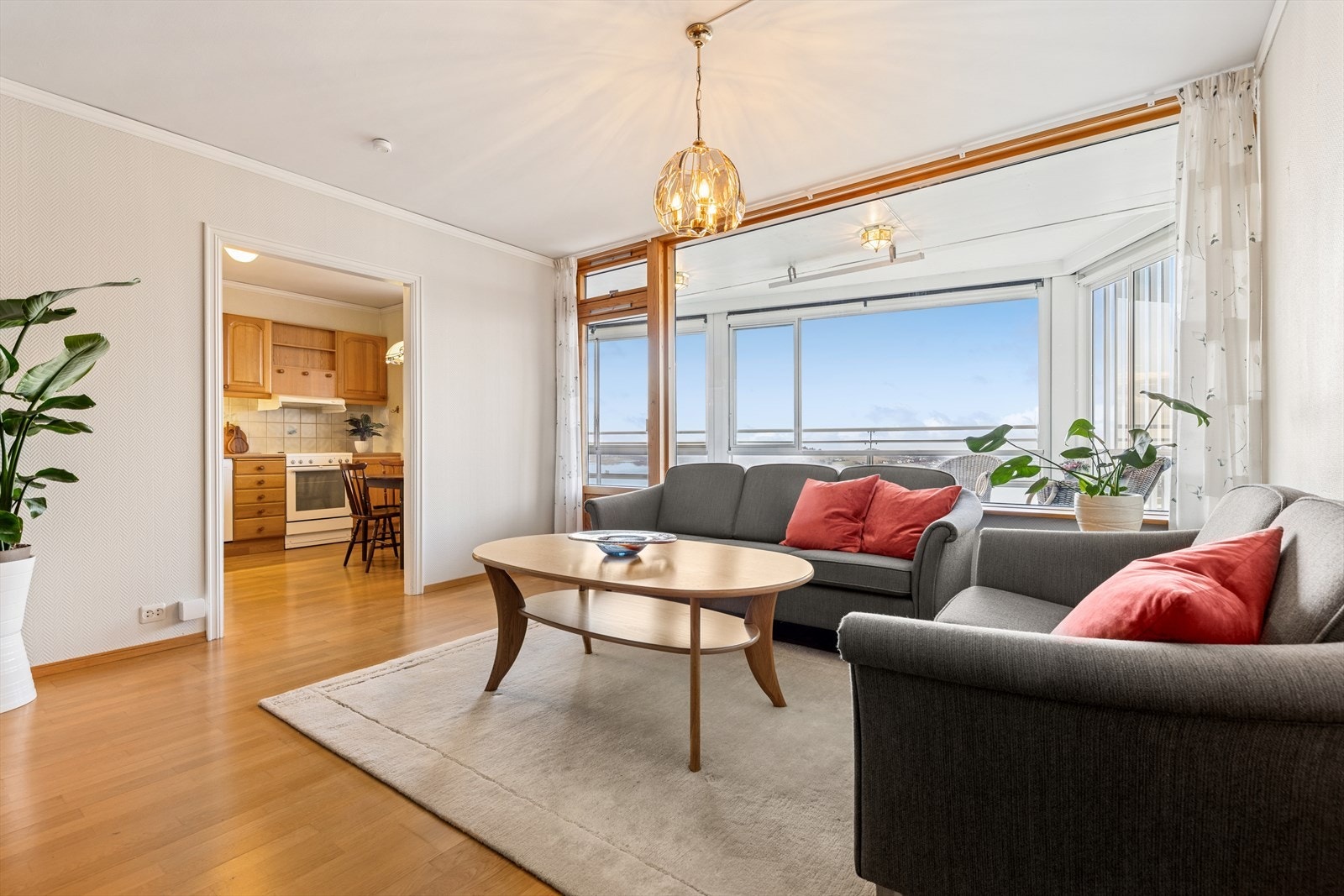 Her har man flott utsikt både fra stuen og kjøkkenet. Galleribilde