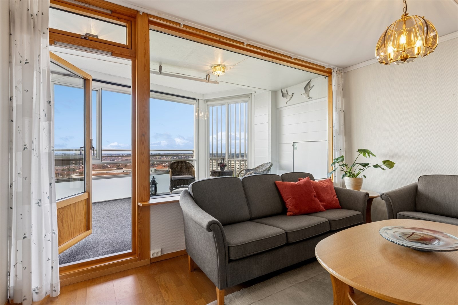 Fra stuen er det dør ut til en innglasset balkong av god størrelse. Galleribilde