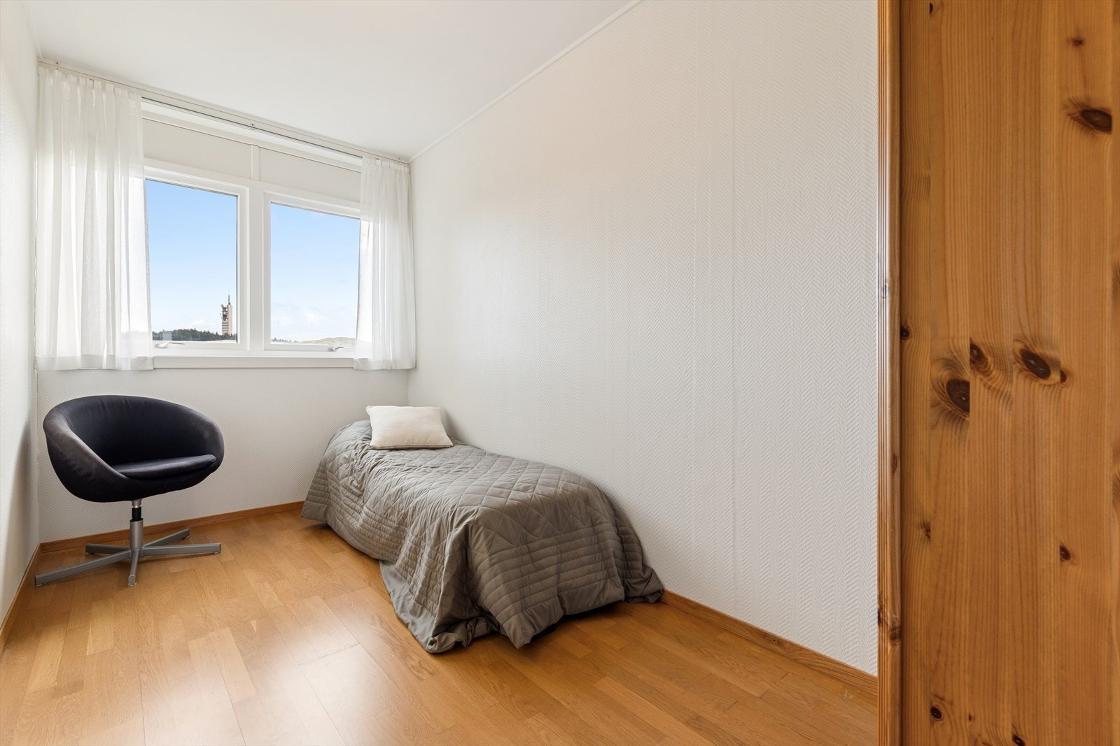 Øvrige soverom i leiligheten kan enkelt innredes etter behov, som gjesterom, barnerom eller kontor. Galleribilde