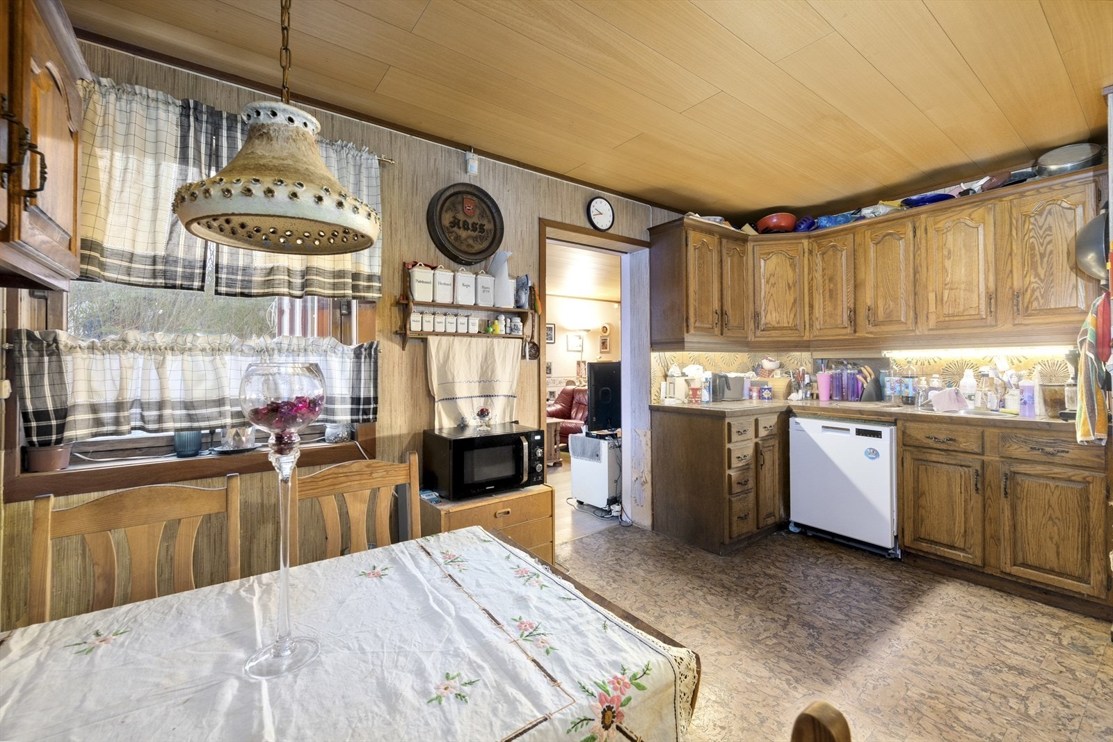 Kjøkkenet har en tradisjonell innredning fra 1970-tallet. Her er det god plass til spisebord. Galleribilde