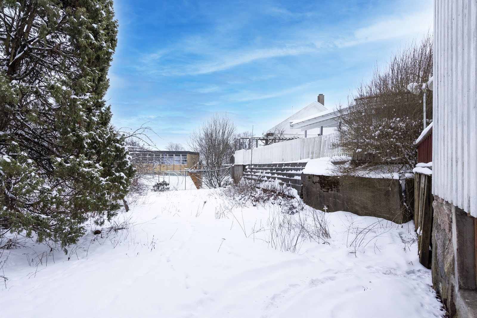 Tomten er enkelt opparbeidet og fremstår som et område med stort potensial for den som ønsker å sette sitt eget preg. Her er det rom for både oppgradering, beplantning og tilpasning etter egne behov og ønsker. Det er parkering på egen tomt. Galleribilde