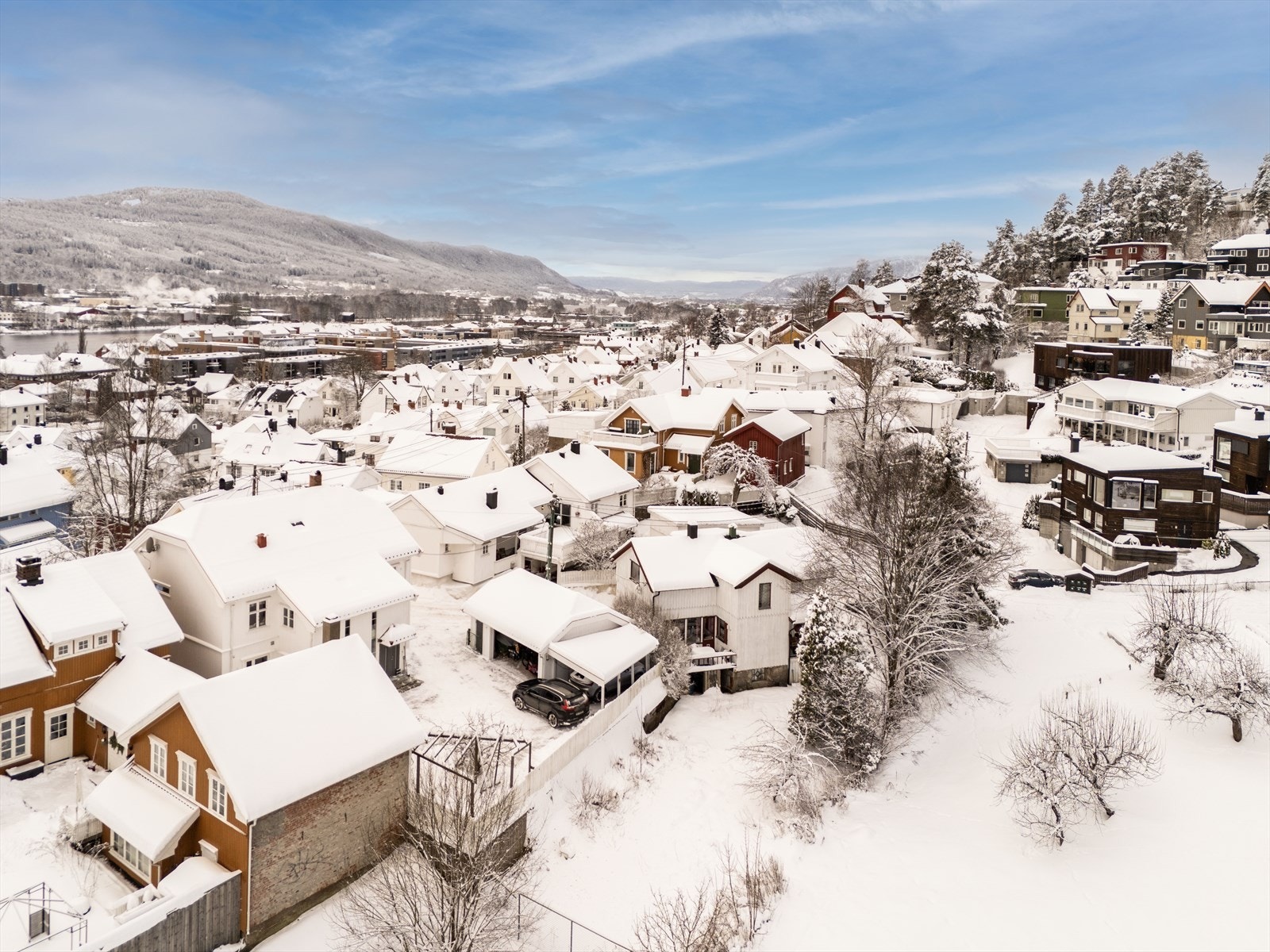 En eldre enebolig med en attraktiv beliggenhet i et veletablert og eldre villaområde på Bragernes i Drammen kommune. Galleribilde
