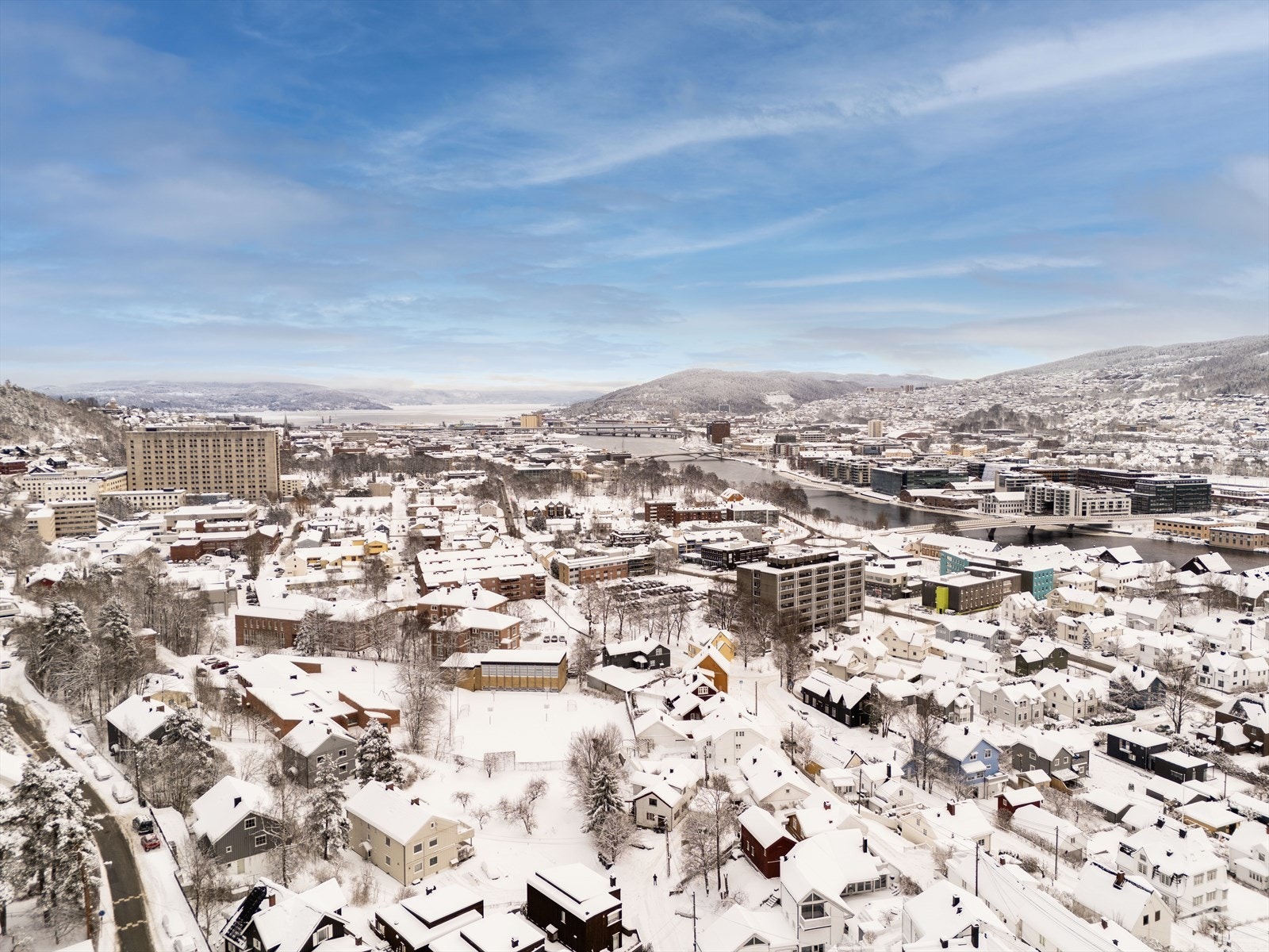 Boligen ligger i en tilbaketrukket og svært attraktiv beliggenhet på Bragernes i Drammen kommune, et område som kombinerer historisk sjarm med moderne bekvemmeligheter. Galleribilde