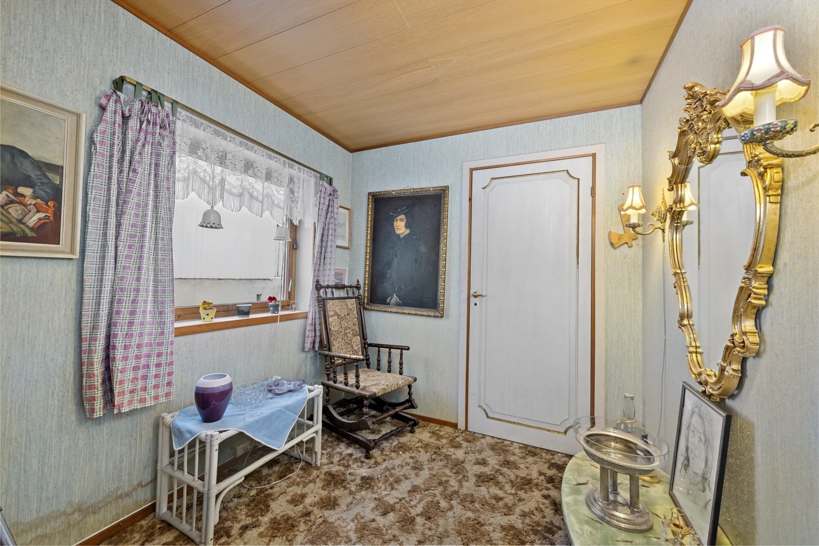 Mellomgang med tilgang til en innvendig bod som gir ekstra oppbevaringsplass. Galleribilde