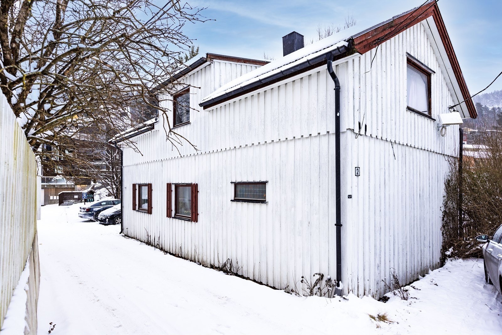 Eneboligen er fra byggeåret rundt 1880 og strekker seg over tre etasjer. Boligen er et restaureringsobjekt med behov for omfattende oppgraderinger. Galleribilde