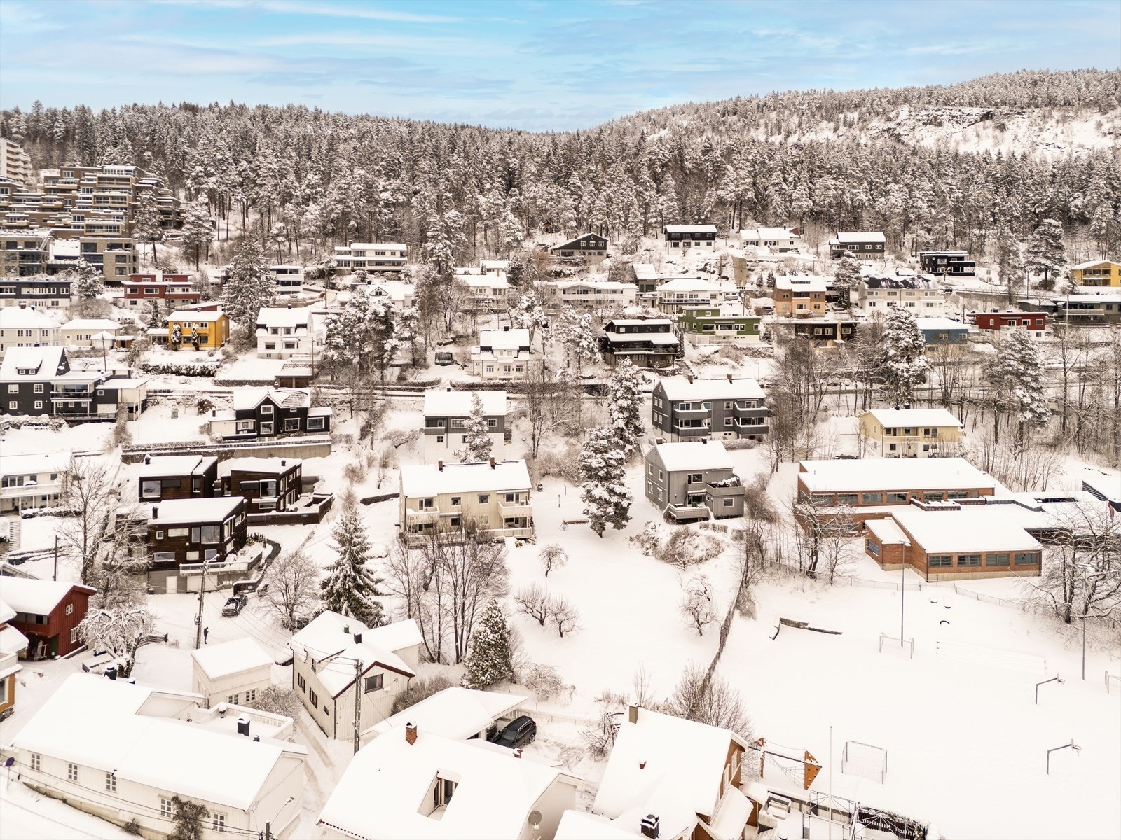 Området er preget av et eldre villaområde med en spennende historie. I følge Drammen byleksikon var dette tidligere en av de viktigste ferdselsårene over skogen mot Liersund, og spor av den gamle veien finnes fortsatt flere steder. Galleribilde