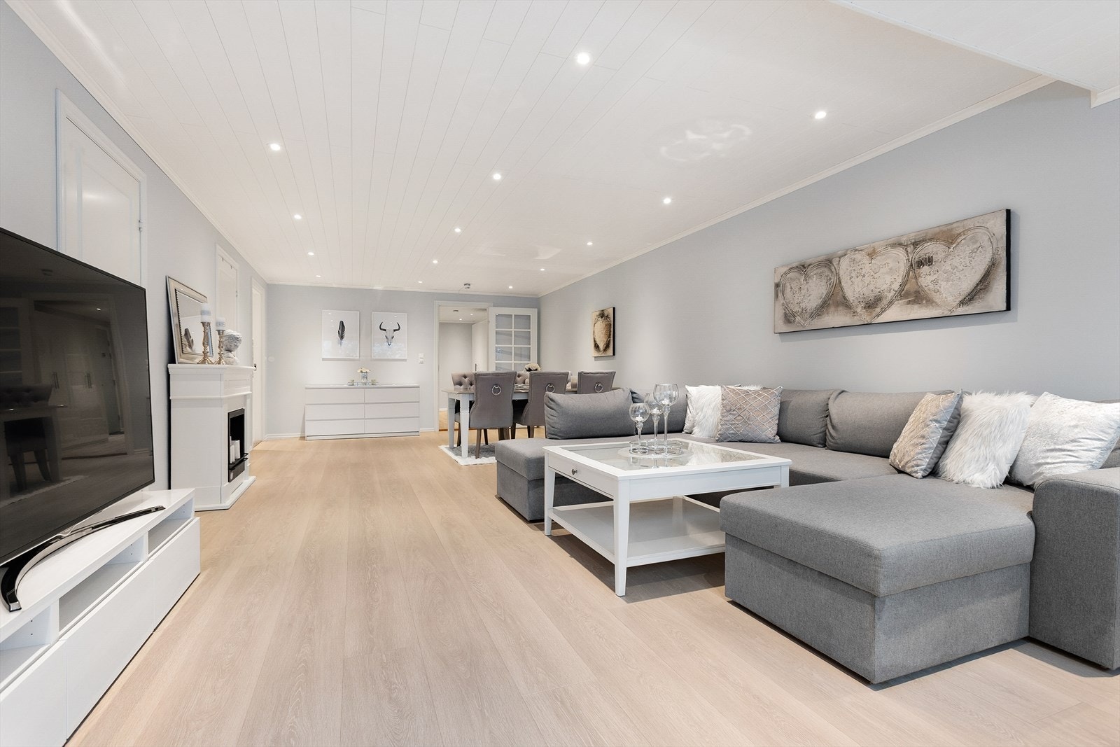 Gjennomgående lys laminatgulv og downlights i taket gir en helhetlig atmosfære. Galleribilde