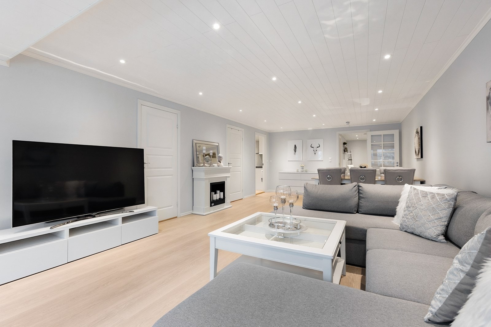 Stuen er lys og romslig, med plass til en stor sofagruppe. Galleribilde