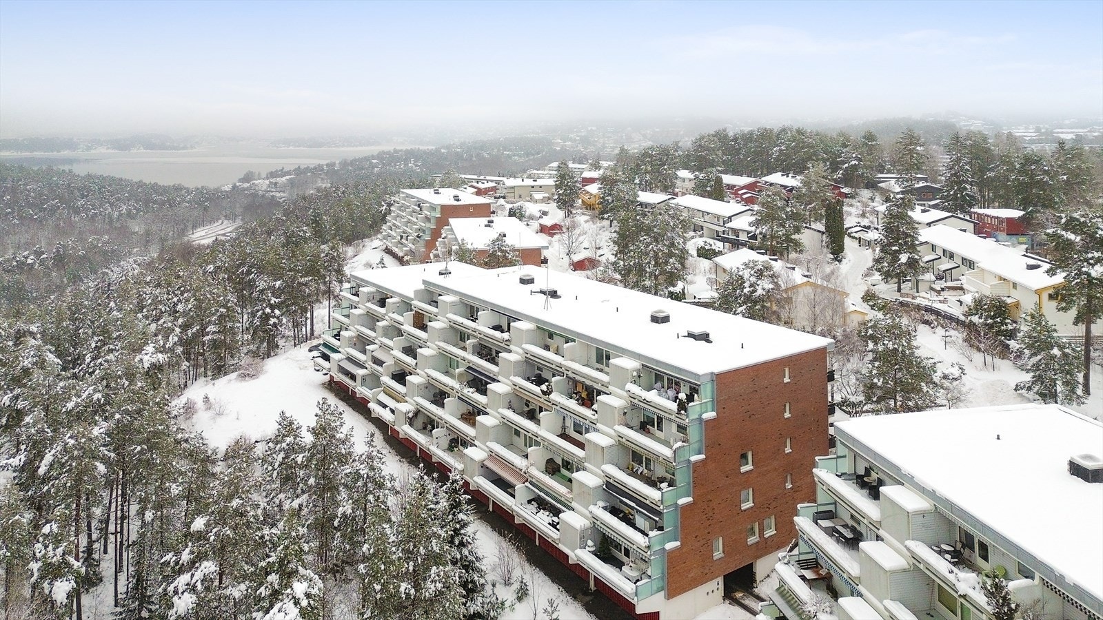 Leiligheten ligger høyt og fritt med nærhet til skog og strand. Galleribilde