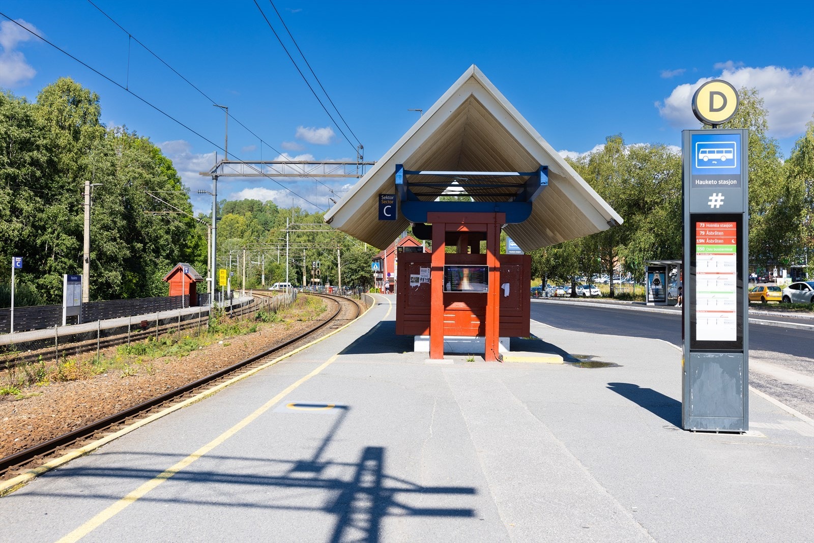 Kollektivknutepunkt med både buss og tog gir enkel reisevei til Oslo og omegn. Galleribilde