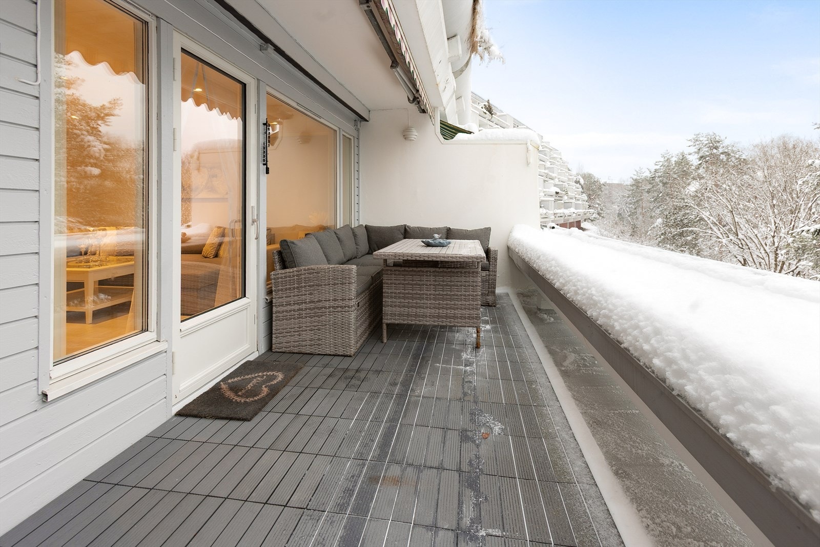 Balkongen er en fin forlengelse av stuen, med plass til sittegruppe. Galleribilde