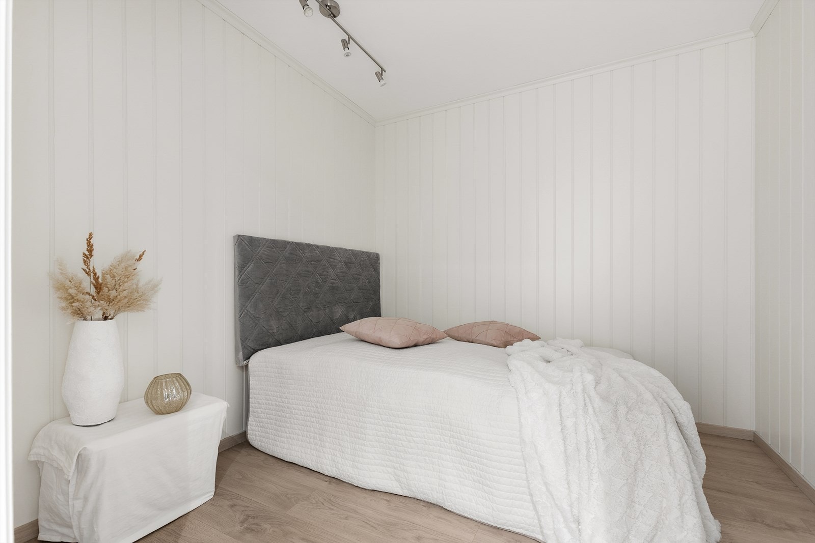 Leiligheten har ytterligere et rom som egner seg godt til kontor, TV-stue eller oppbevaringsplass. Det er originalt en bod. Galleribilde