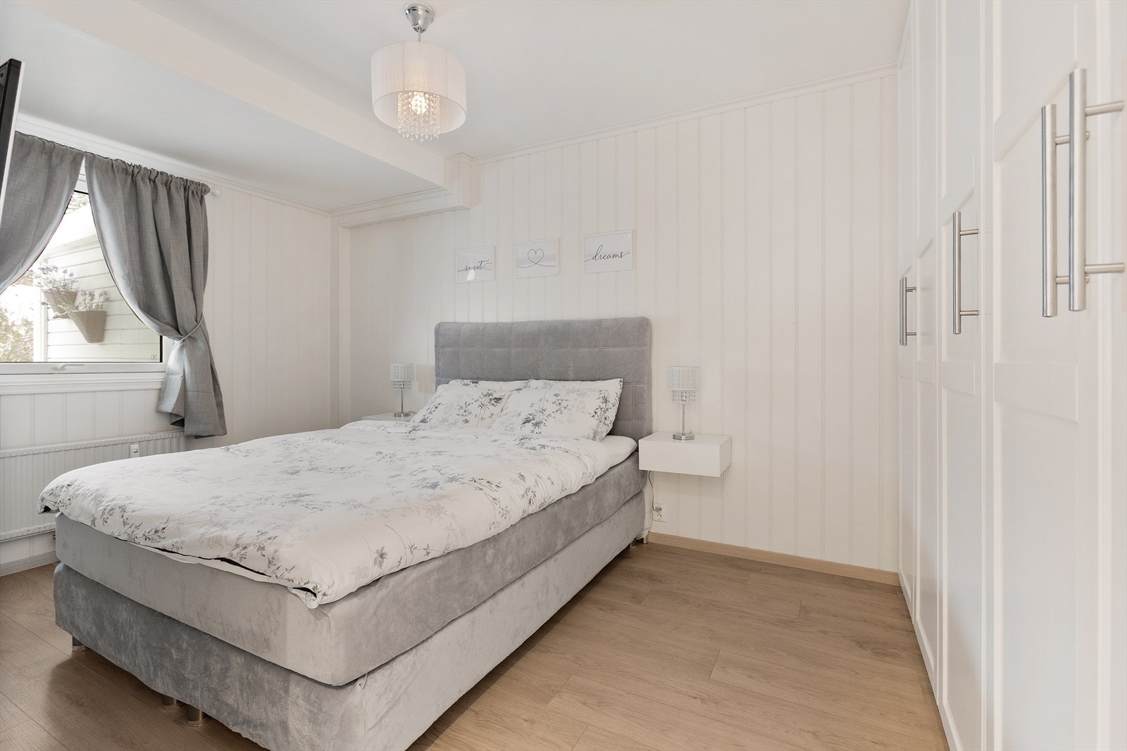 Soverommet har en stor garderobeløsning som gir rikelig med oppbevaringsplass. Galleribilde