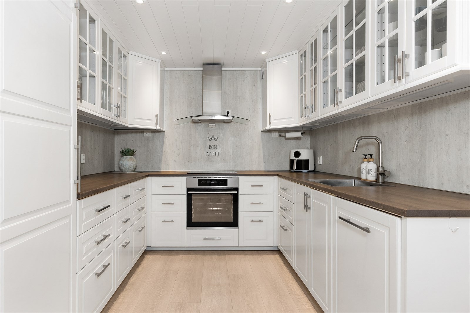 Romslig U-formet kjøkken med rikelig skap- og benkeplass. Galleribilde